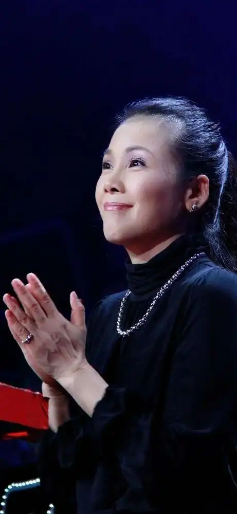 歌坛天后田震罕见露面54岁却像30几岁与毛阿敏同台依旧经典