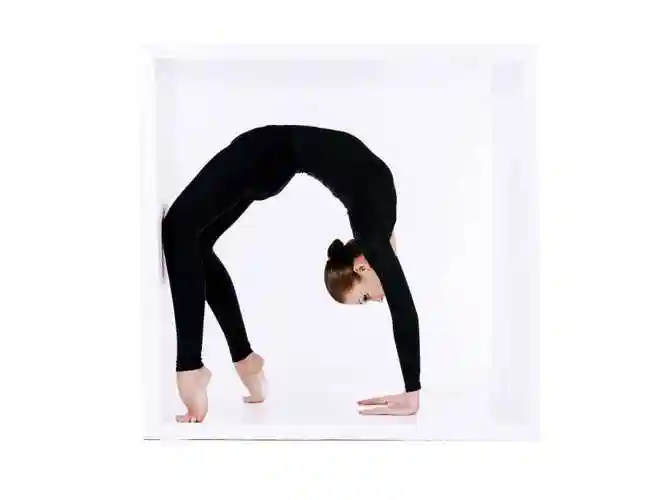 练瑜伽灵活的美女