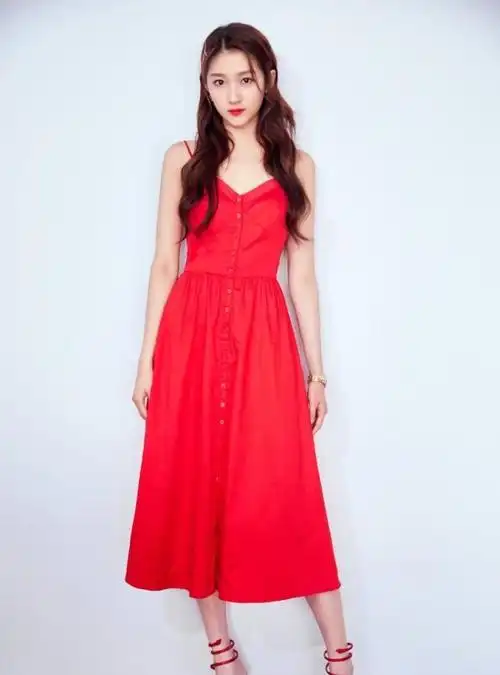 关晓彤真会穿!仅用一条裤子,就将纱裙穿出又飒又美的感觉,酷炸