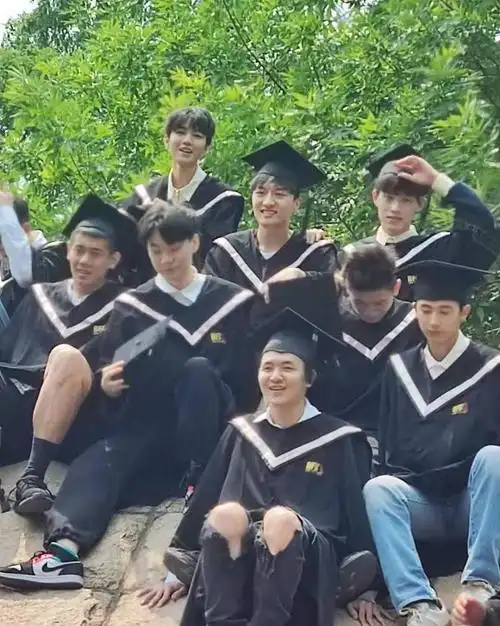 王俊凯北电拍毕业照和同学们有说有笑和才进校被孤立大不相同