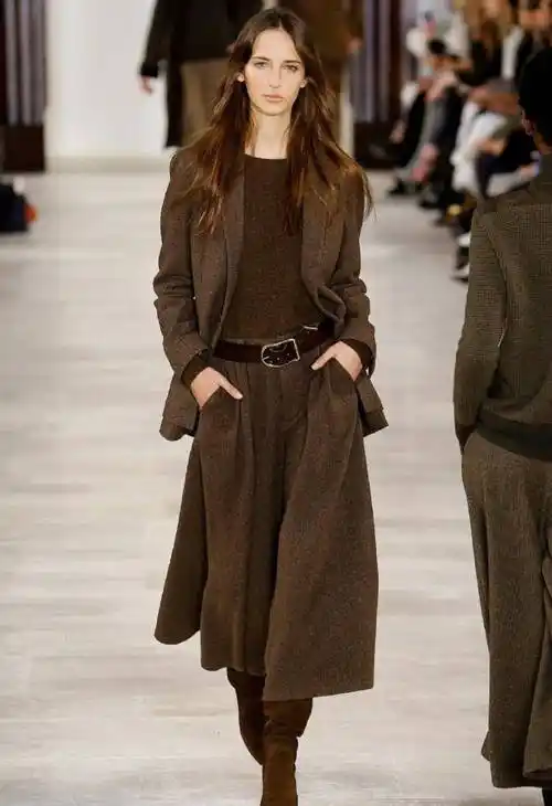 服了,还是秀场穿搭高级,穿大地色服装造型简约时尚