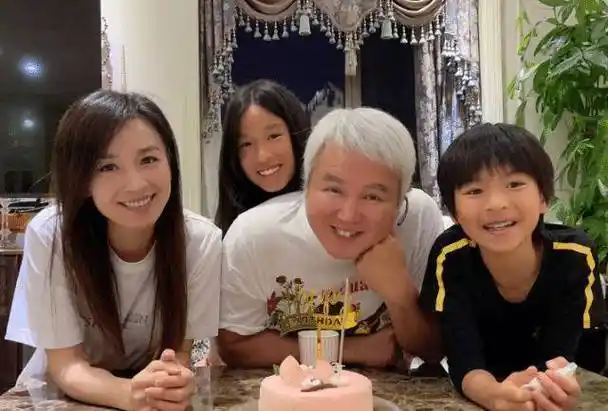 不化妆还露额头,51岁素颜竟比12岁女儿还好看_林瑞阳_网友_年龄