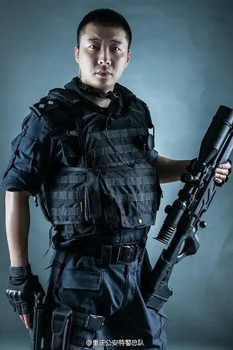 重庆29岁的特警队员侯卫林结束一天的训练,穿着警服,和换上婚纱的妻子