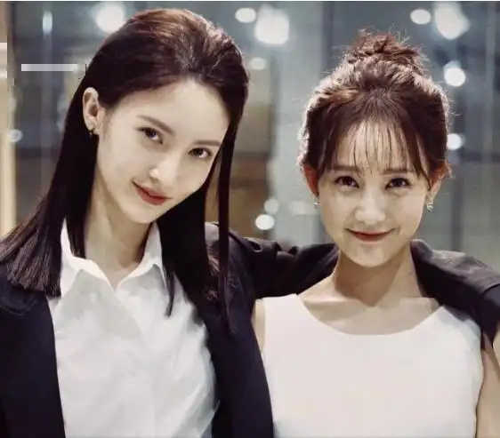 金晨李一桐这难以言说的缘分一部小说翻拍成两部作品让她俩拍了