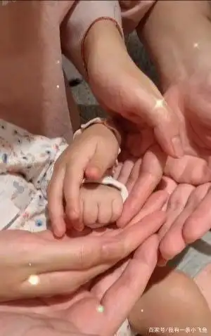 陈赫晒一家四口大手拉小手画面,二胎女儿真是幸福可爱