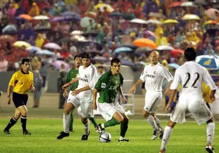 图文:皇马战现代 双方球员雨中激战-搜狐体育