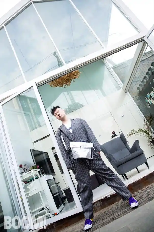 杨九郎初夏街拍 演绎随性由我的自在态度