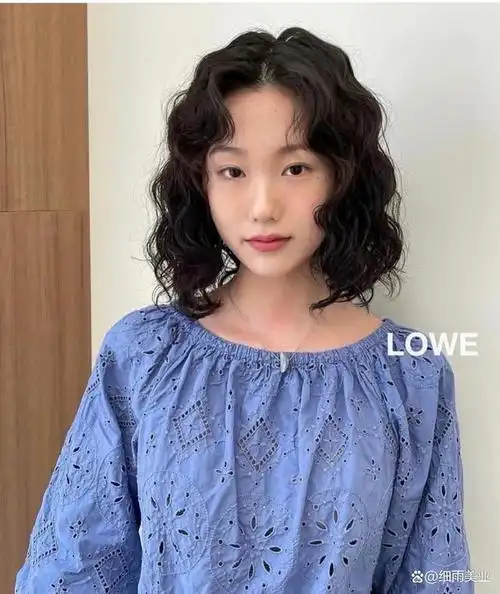 头发量少的女生最适合全头烫短发,剪完短发再烫一下会更有韵味,整个人