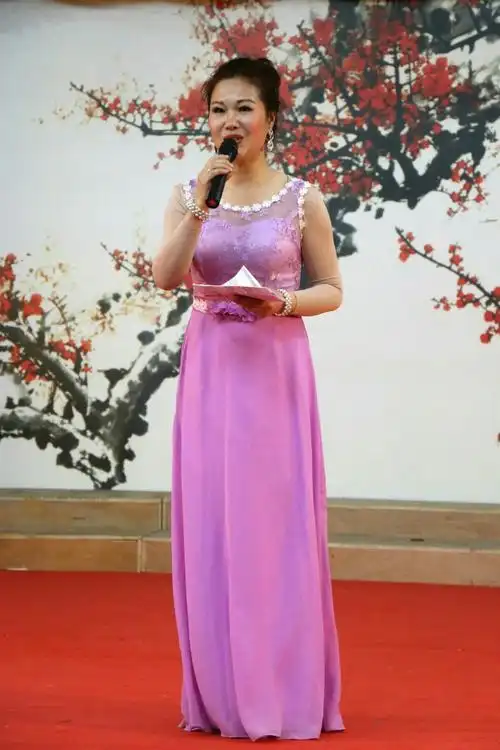 节目主持人王琴.