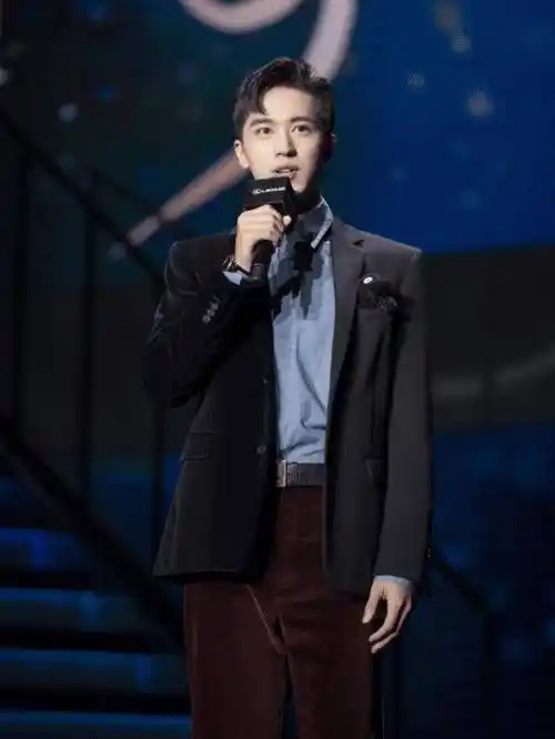 原创许魏洲全新大片白西装造型简约干练刺绣衬衣精致养眼