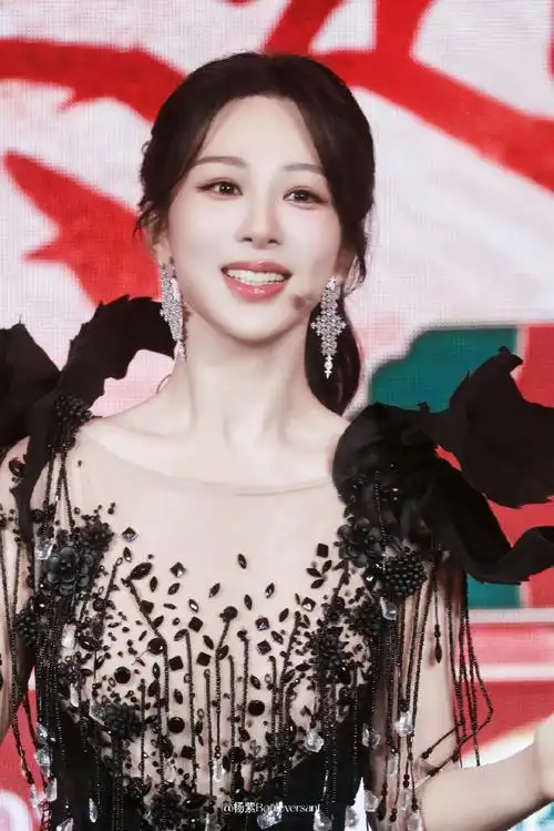 笑起来好明媚#杨紫长相思2见面会穿高定