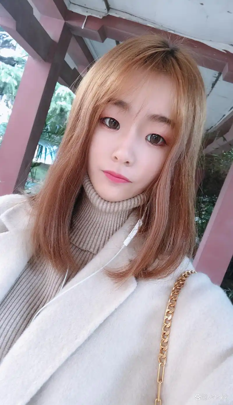 美女自拍照,国外美女套图,真实同一个人美女生活照套图4