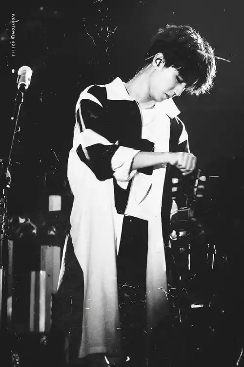 tfboys分享210829王俊凯黑白色系大片合集这氛围感大帅哥太苏了