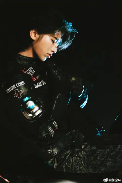 蔡徐坤微博分享最新写真图,战损机车风造型尽显个人风格