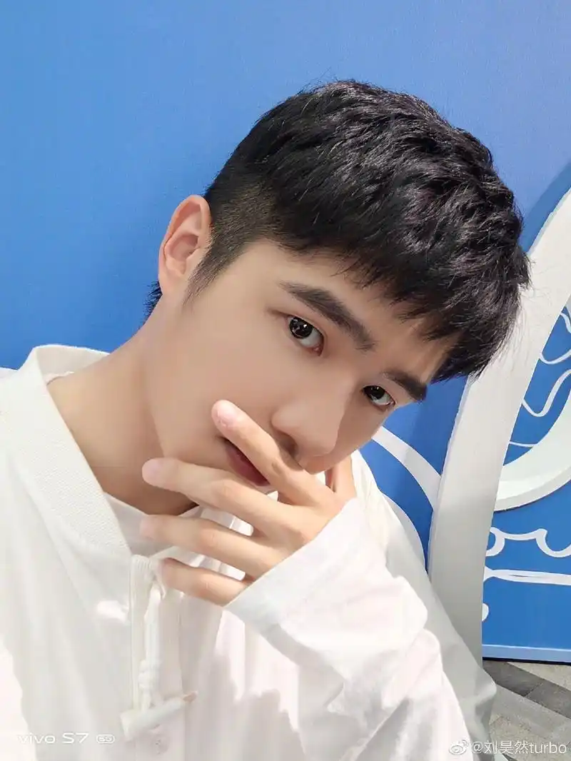 刘昊然超可爱童年照发型依旧婴儿肥脸肉嘟嘟