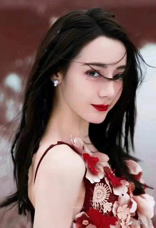 迪丽热巴代言某奢侈品牌香水,她穿着一件明亮的柠檬黄抹胸长裙,露出