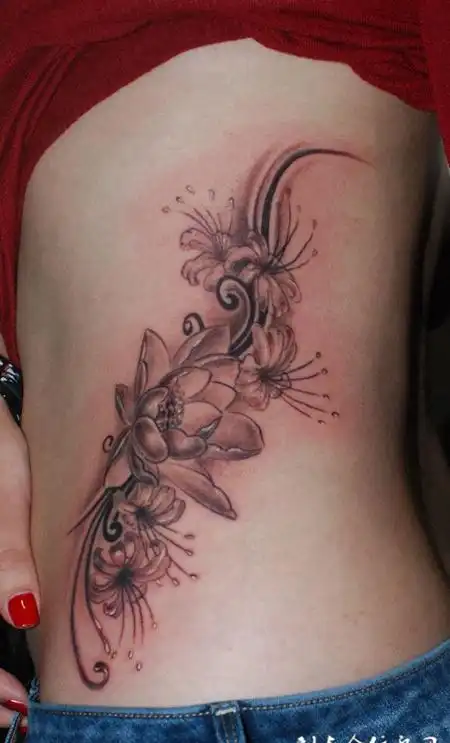 后腰处的荷花彼岸花纹身