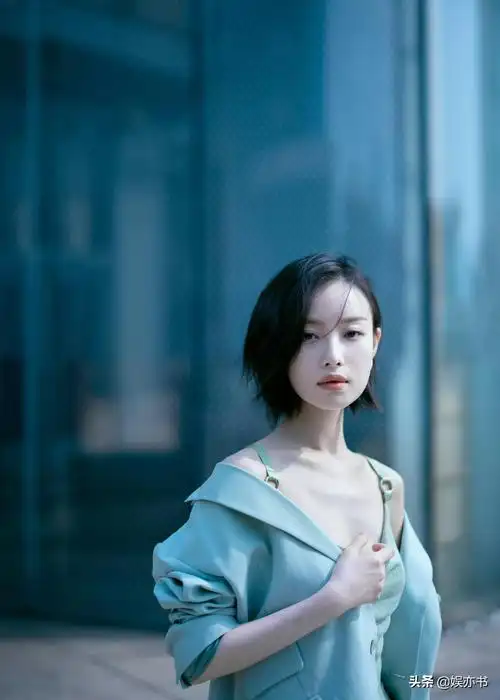 倪妮短发薄荷绿套装肤白貌美温柔与利落并存