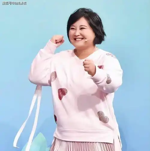 原创贾玲现身美国离开美颜滤镜真实状态曝光又是一场骗局