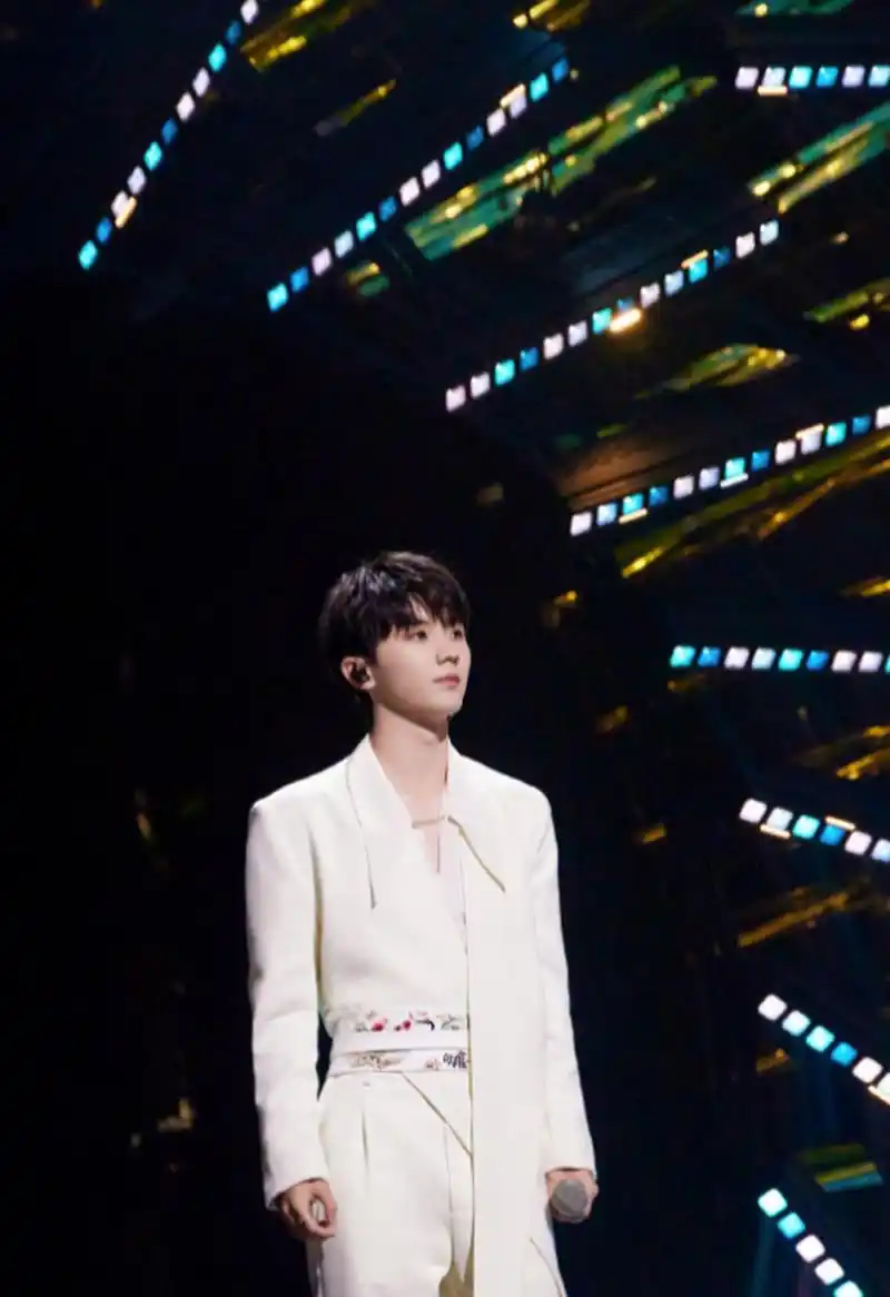 马嘉祺白色西装剧照释出,真白马王子,今晚继续听小马唱歌