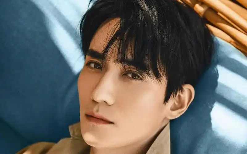 绅士男孩朱一龙时尚帅气阳光写真