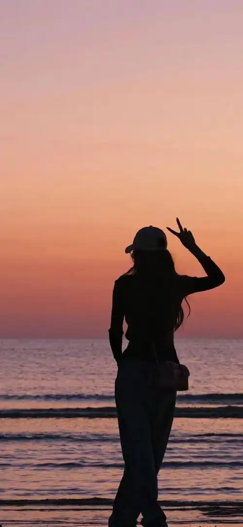 唯美日落氛围感女生背影