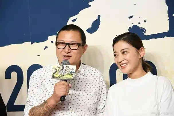 曾剑:娶二婚演员妻子梅婷,婚后生一儿一女,一家四口幸福甜蜜