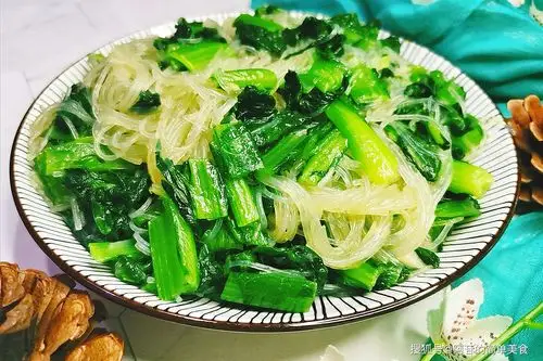 天气炎热不犯愁做道小白菜炒粉丝爽口解腻吃着真香