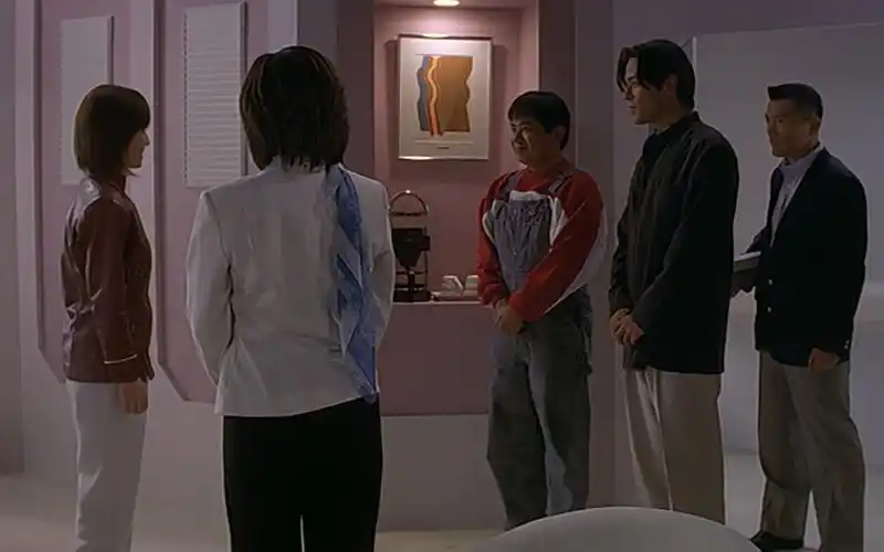 胜利队队员和居间惠队长重逢,宗方副队给队长送花