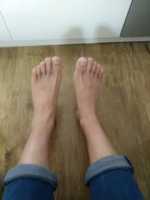 再请问一下大家 男的这双脚丫子感觉怎么样呢?实话实说 谢谢