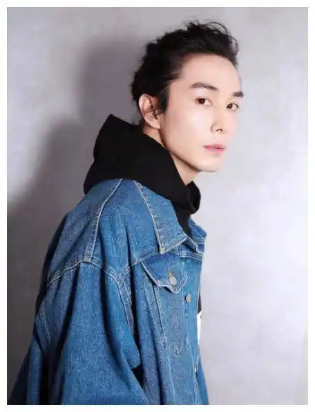 李承铉留长发也很帅,如今与戚薇的异国婚姻幸福美满_时尚_黑色_休闲