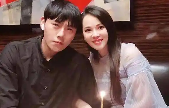 秦昊老婆跑韩国打水光针,56岁伊能静满脸针眼,感慨:真的很痛_婚礼