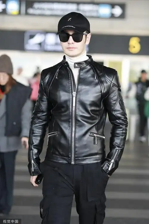 组图:黄晓明穿皮衣架黑超装扮酷帅 插兜疾走带风气场开挂