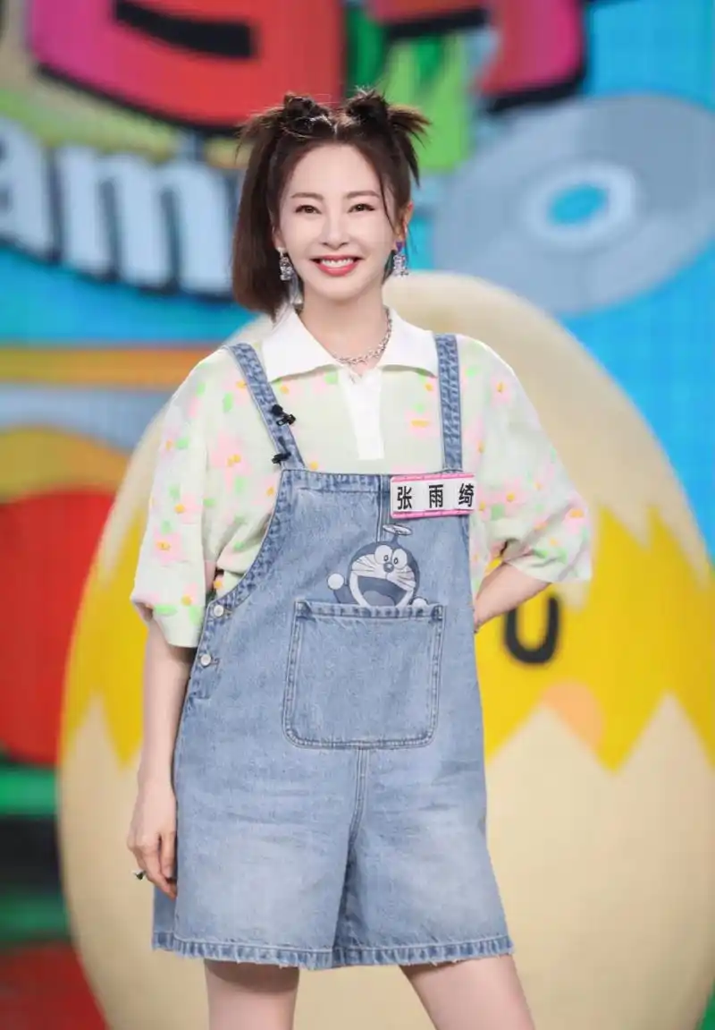 张雨绮《快乐大本营》造型,身穿背带裤搭配运动鞋,发型也超级可爱