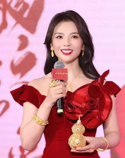 知名女演员刘涛烤瓷牙上热搜,镜头前偏蓝过于夸张,疑似满嘴假牙 - 聚