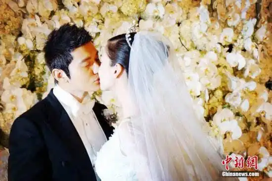 资料图:黄晓明和angelababy甜蜜亲吻. 徐银 摄