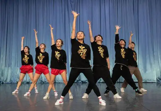 街舞真能表现党史