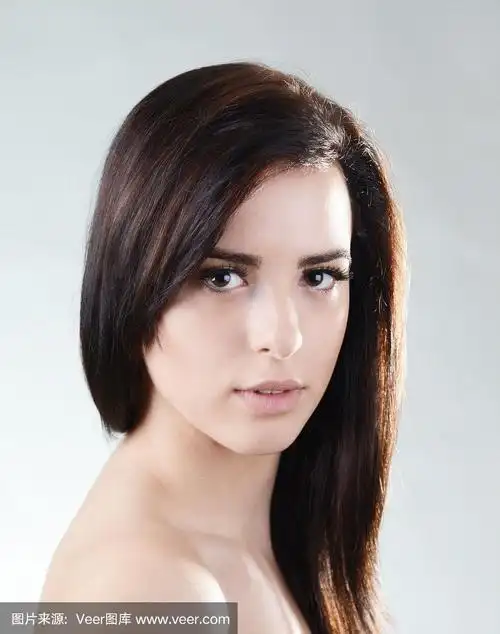 肖像美丽的年轻白种人时装模特光滑的皮肤