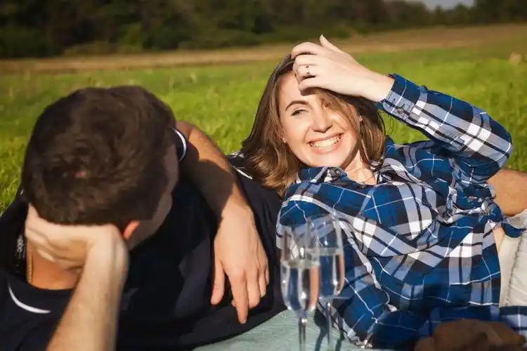 户外相视而笑的情侣