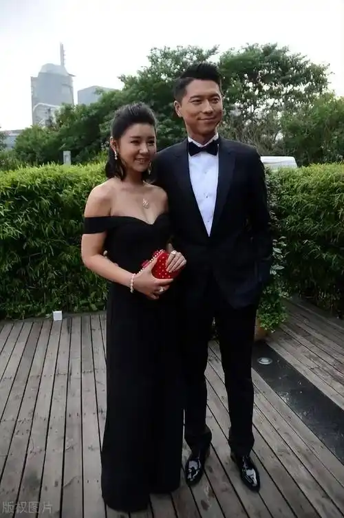 难怪李小萌被王雷宠,穿白裙清纯甜美,娃娃脸是抗老但矮是真矮_裙子