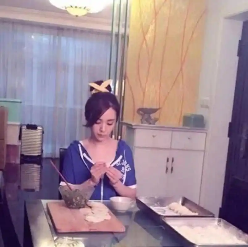 领动计划# 王晓晨晒出自己家豪宅,平时跑到客厅睡觉,自己的床却拿来