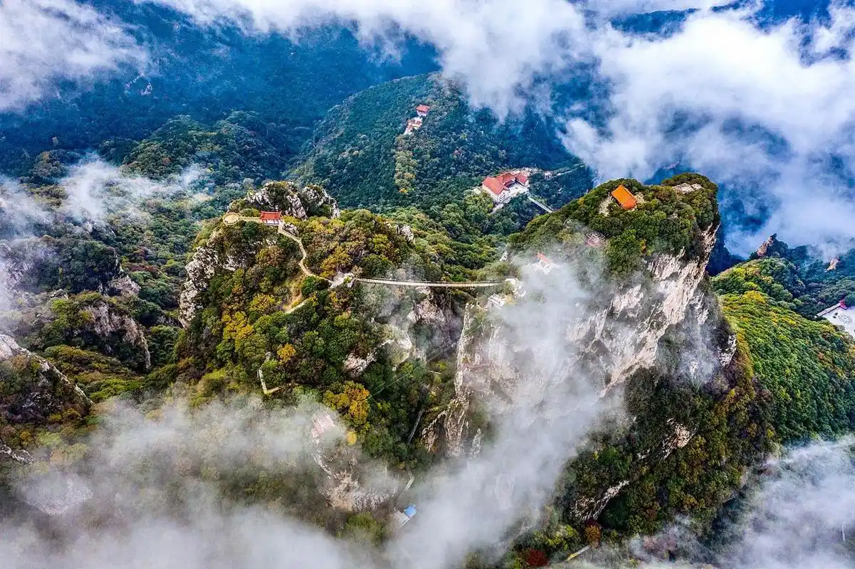 一,引言  明月山风景区位于江西省宜春市,是一个集自然风光,人文景观