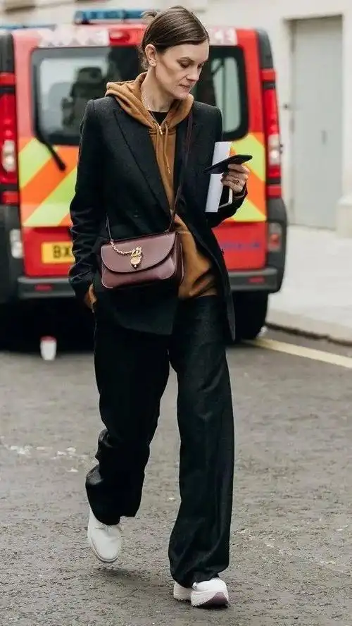 黑西装很古板?我有不一样的穿搭灵感