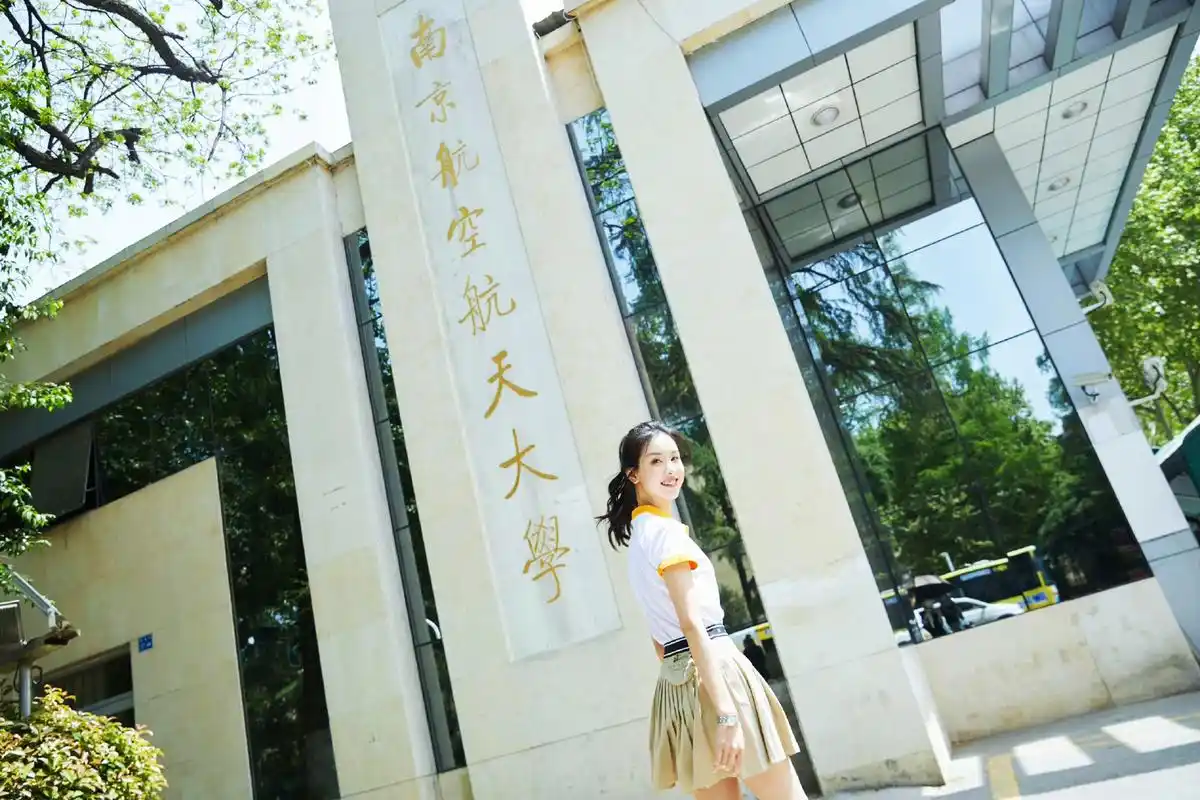 陈都灵南京航空航天大学走拍,学弟学妹们快来看看吧 #南航校花陈都灵