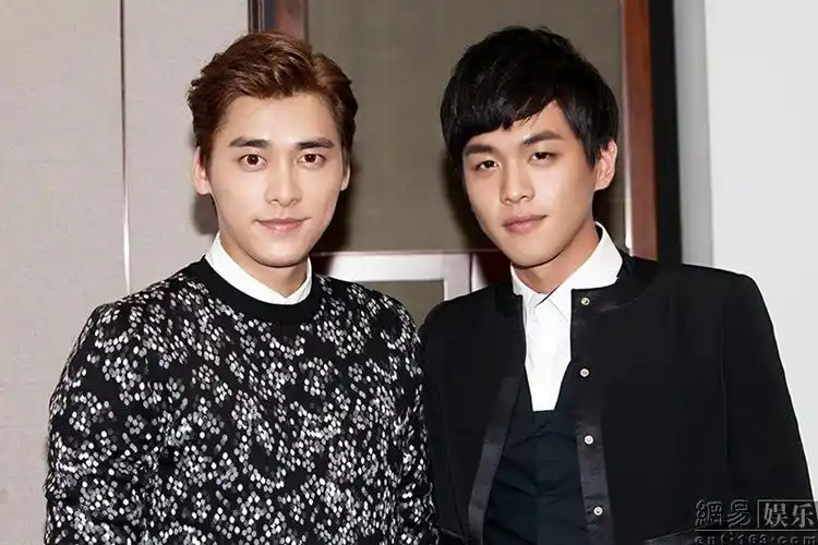 张若昀亮相时尚活动 与李易峰后台相见欢