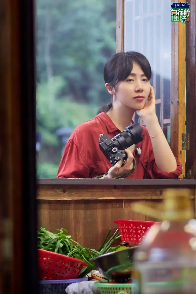 黄磊携老婆录《向往》,孙莉红衣黑裤配马尾,42岁仨娃妈美回24岁_生活