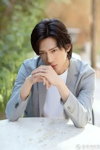 这谁顶得住井柏然托腮沉思眼神忧郁比心又甜又帅直击少女心