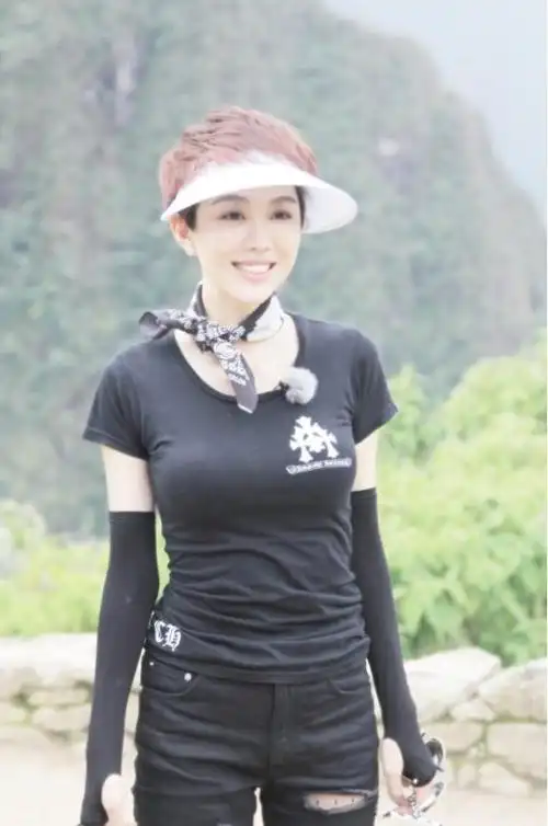 里面,姜妍展示"傲人的身材",风情万种的状态迷倒了李治廷和刘宪华