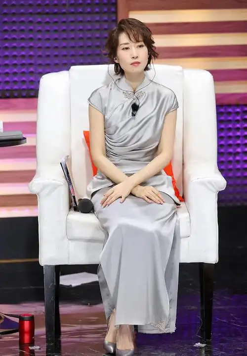 《声临其境》刘敏涛穿银缎旗袍亮相,优雅又大气,越来越少女了!
