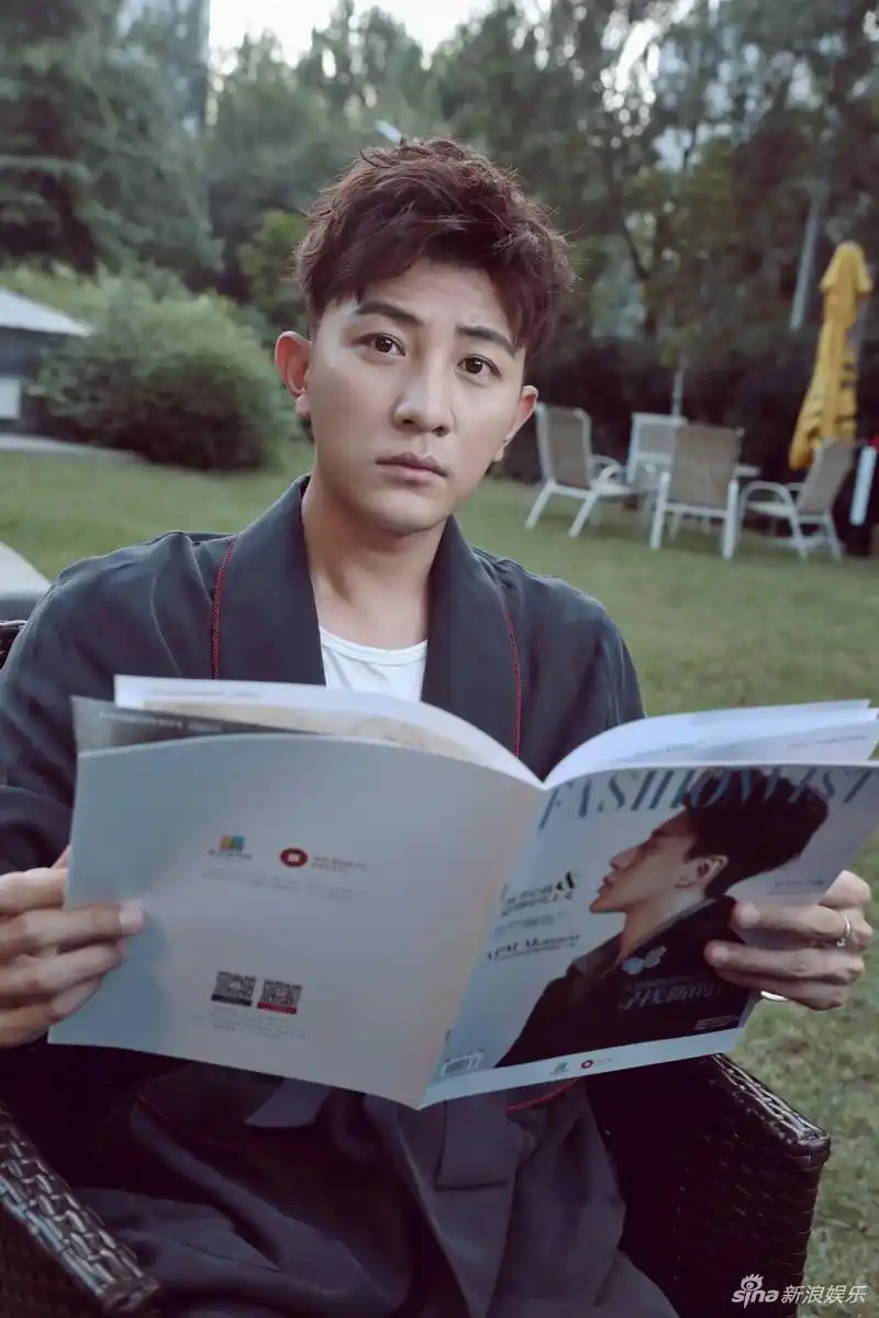 新浪娱乐讯 日前,大左全新写真大片曝光,以最潮的睡衣风造型,完美诠释